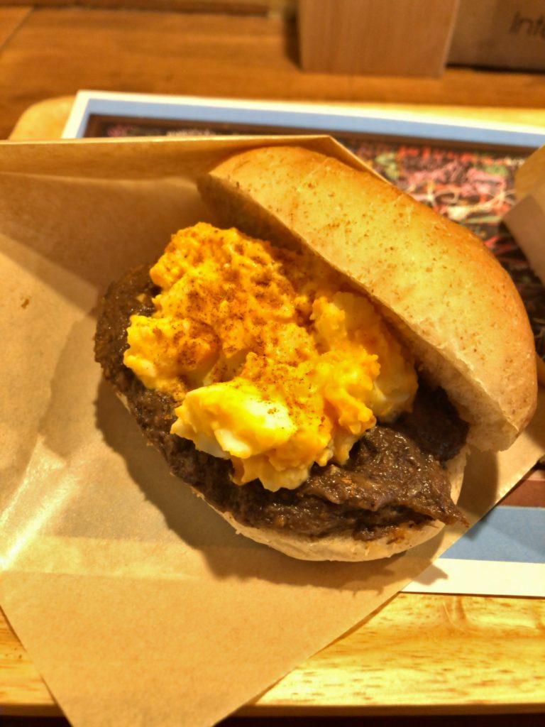 2538キッチンデリコッペのビーフカレー&たまごのコッペ