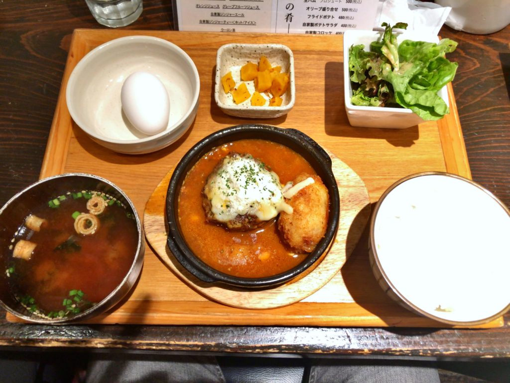 あさり食堂の煮込みハンバーグと手作りコロッケ定食①