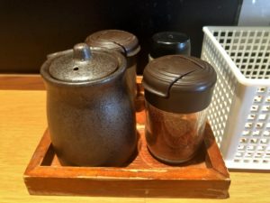 麺屋炙りの卓上調味料