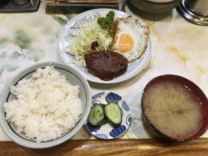 富士川食堂のハンバーグ定食③