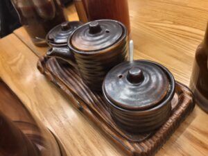 とんかつまるやの卓上調味料